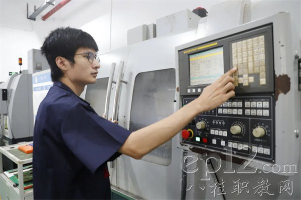 广西首个"技工院校+企业"教学工厂--广西南宁技师学院"南南铝智造教学工厂"正式揭牌投产